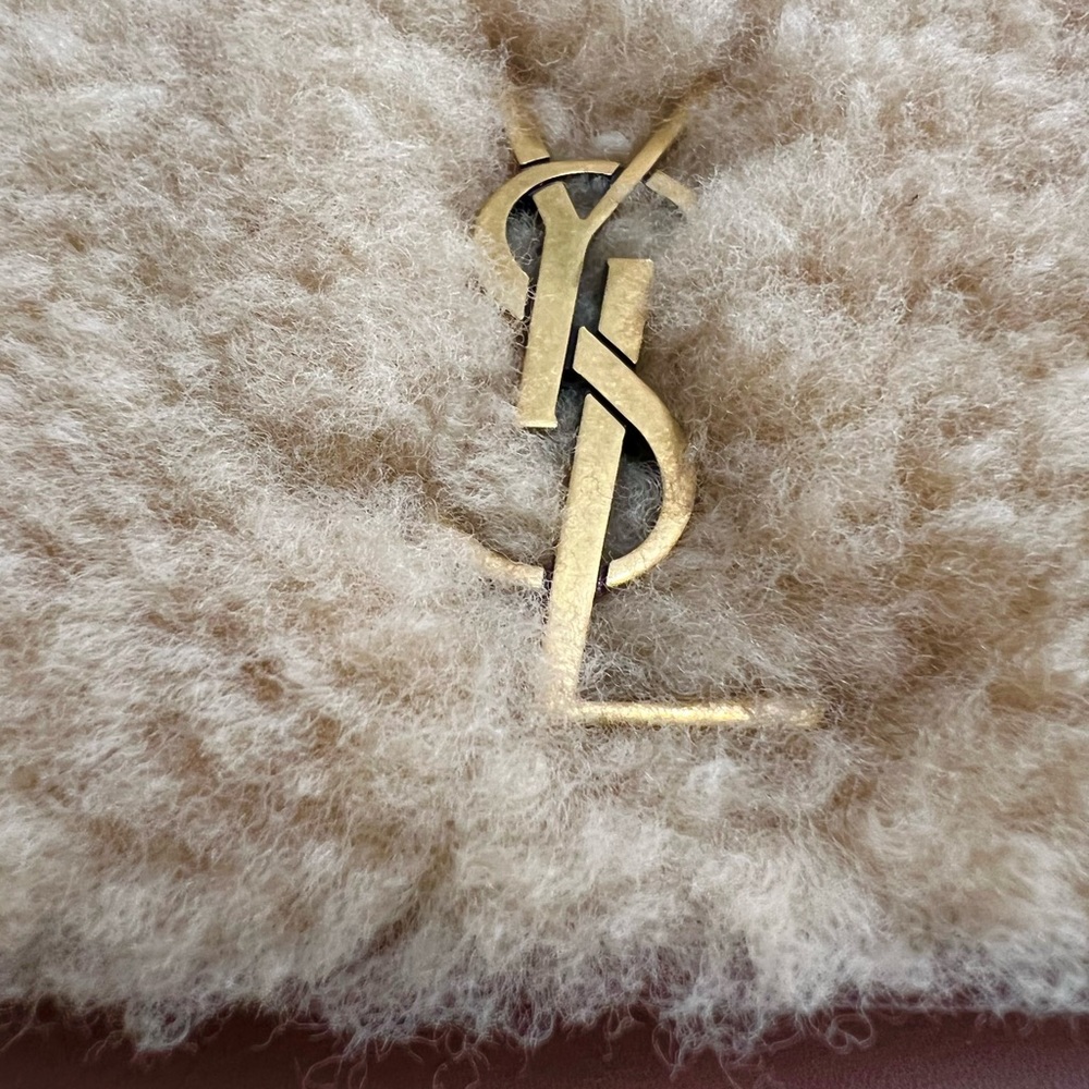 Saint Laurent Monogram shearling-paneled wallet on chain - Picture 9 of 12